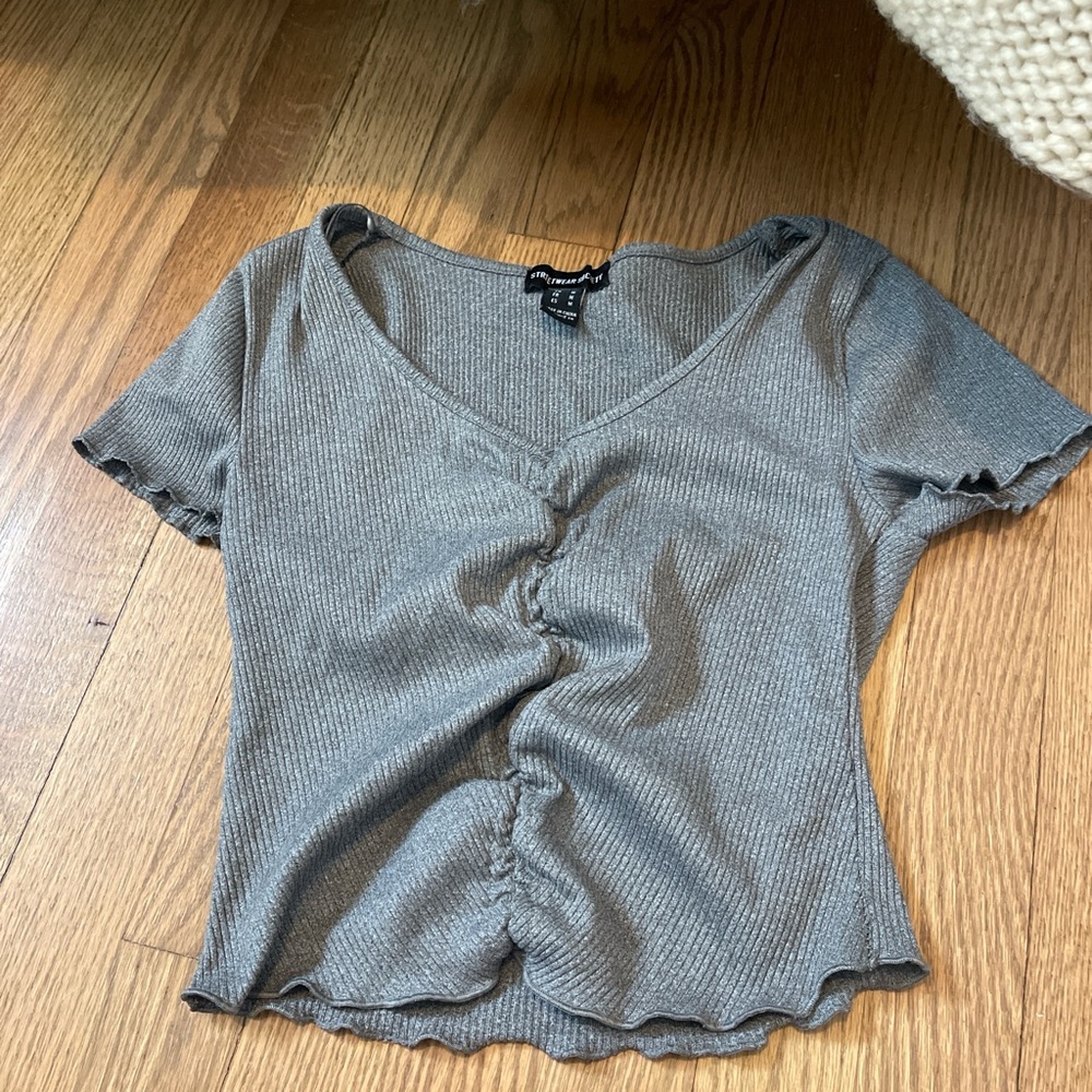 Grey streetwear society top, good condition. size: M